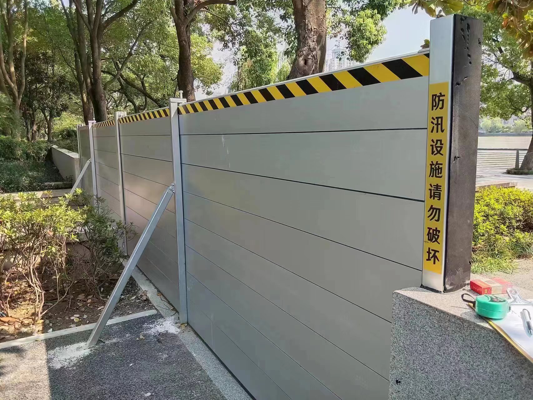 yl23411永利集团新式铝合金防洪墙亮相姚江边