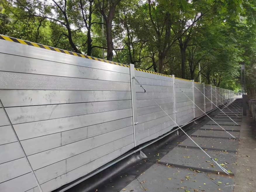 “湖南省张家界：拼装式防洪墙——雨季中的安全守护者”