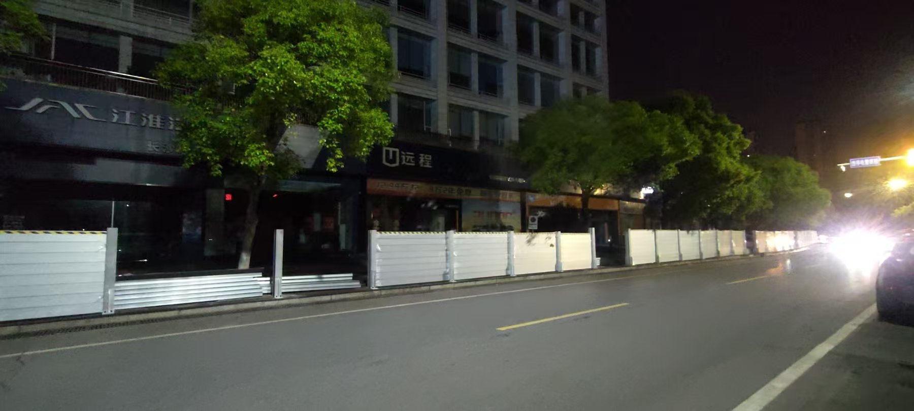 城市汛期新防线！城市“定海神针”——铝合金防洪挡水板安装现场见证科技护城力量