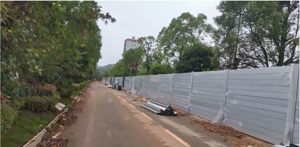 守护小东江的“银色臂弯”：铝合金防洪墙的温度故事